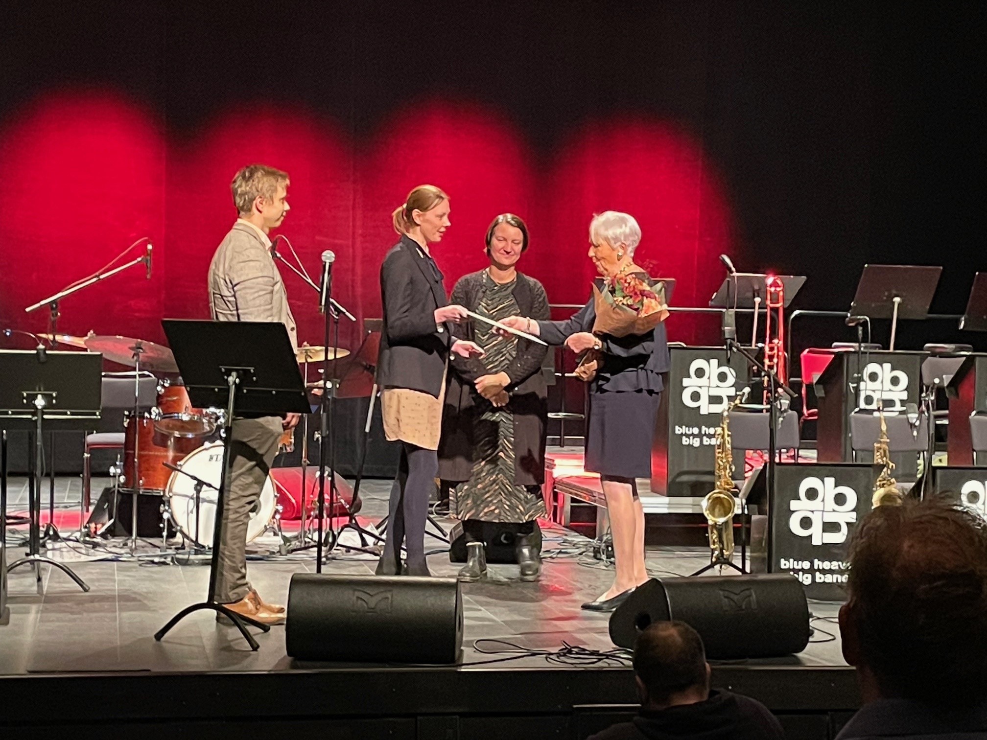 Vincent Nordgren, Linda Silander och Gunilla Lindell står på en scen delar ut pris.