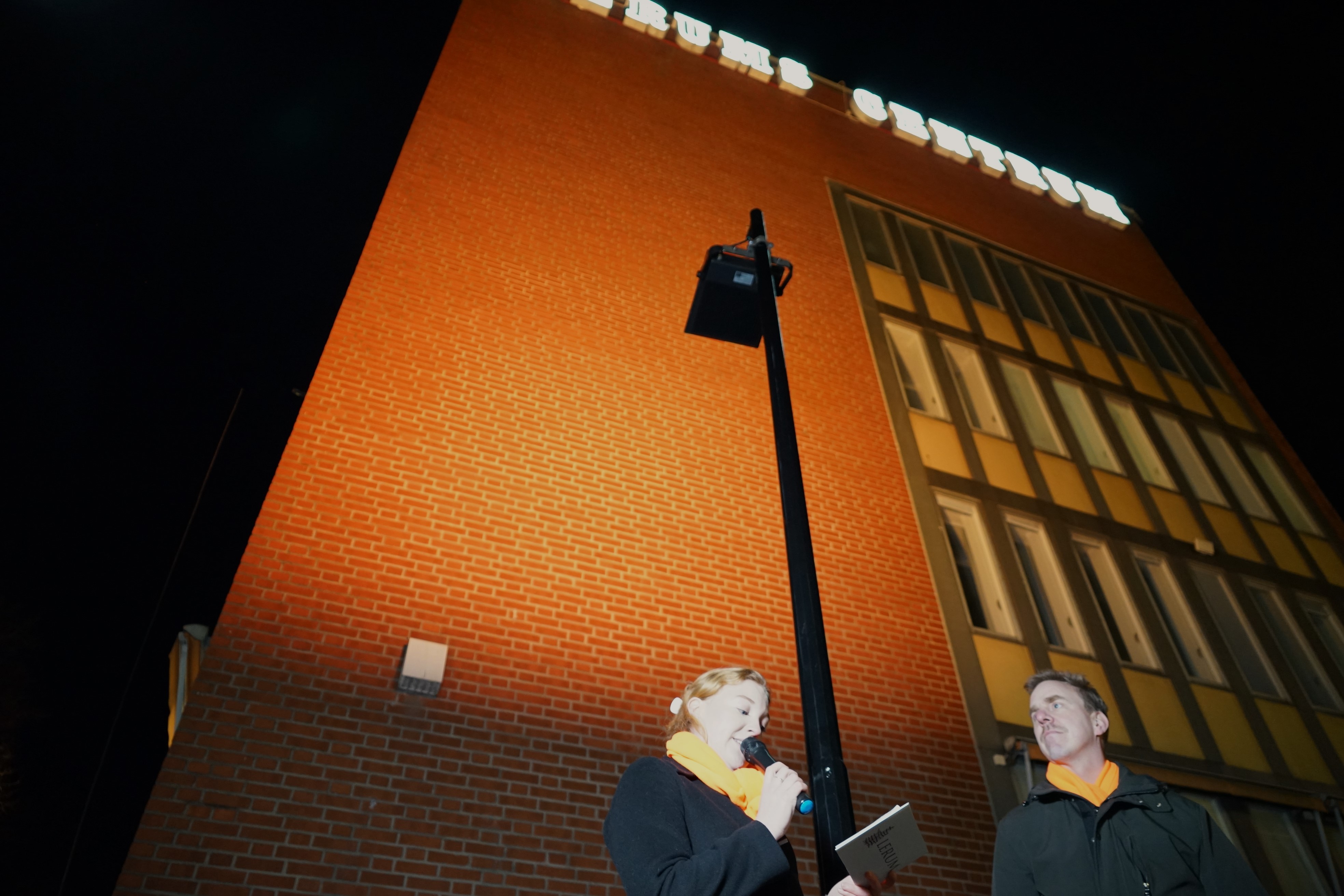 Lovisa Gustafsson (M) och Jon Haraldsson (S), vice ordförande och ordförande i stöd- och omsorgsnämnden tände tillsammans den orangea belysningen som i veckan lyser upp kommunhusets fasad.