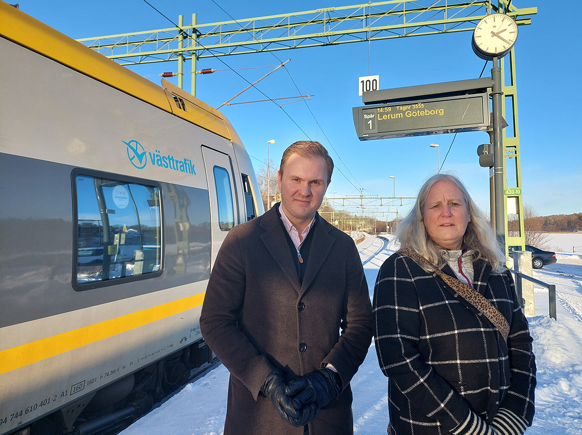 Viktor Lundblad (M) och Renée Bengtsson (S) på perrongen vid Floda station.