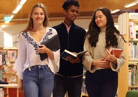 Elever i gymnasiets bibliotek