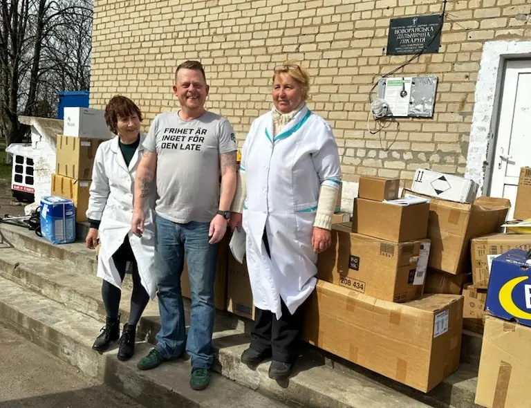 Joakim Jensen med två ukrainska läkare vid regionsjukhuset i Velyka Oleksandrivka.