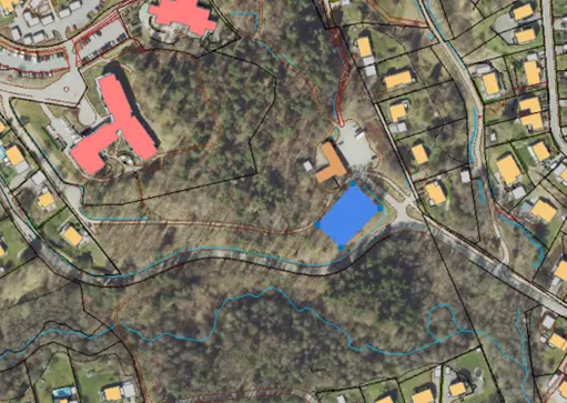Blå markering i kartan är platsen för hundrastgården.