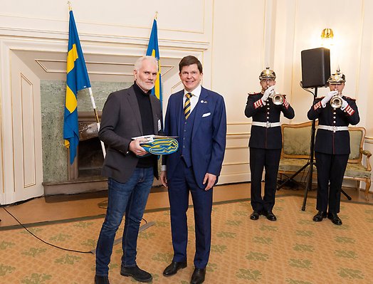 Gymnasiets verksamhetschef tar emot flagga av riksdagens talman. Foto: Melker
Dahlstrand/Sveriges riksdag